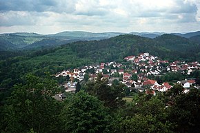 Lemberg (Pfalz), view from the ruined castle to the village.jpg