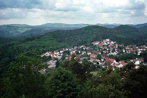 Lemberg (Pfalz), view from the ruined castle to the village