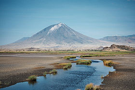 Ol Doinyo Lengai visto desde el lago Natron.