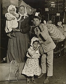 خانواده مهاجر در اتاق ترخیص چمدان در جزیره الیس ۱۹۰۵ م. موزه هنرهای زیبای هیوستون