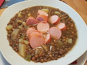 Linsensuppe mit Birnenstücken und Bockwurst in Scheiben. Zur Verfeinerung wurden Birnensenf und Birnen-Balsamessig gereicht. Café Alte Schule Ribbeck.