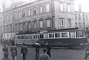 Triebwagen 240 101-8 mit dem historischen Beiwagen 9 vor dem Erbgericht Kreischa.