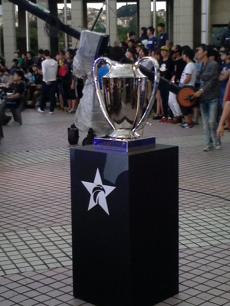 File:Lol champions summer grand final trophy.jpg - Wikimedia Commons