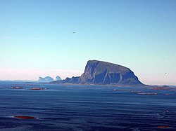 Lovund sett frå Dønnesfjellet