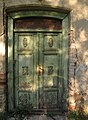 Čeština: Detail dveří bývalého hostince ve Lstiboři. Okres Kolín, Česká republika. English: Door of the former restaurant in detail in Lstiboř village, Kolín District, Czech Republic.
