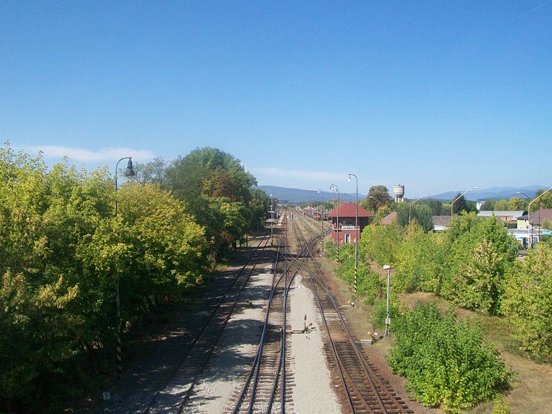 File:Lučenec - pohľad na koľaje.jpg