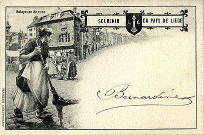 Balayeuse de rues, Souvenir du pays de Liège, 1903 (Carte postale ; 9 × 13,5 cm), Liège, Musée de la Vie wallonne