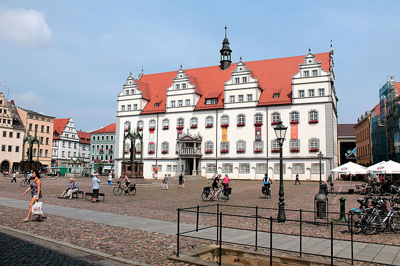 File:Lutherstadt Wittenberg, Marktplatz mit Altem Rathaus.JPG