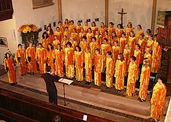 Mädchenchor Wernigerode in der Kirche von Berga (1).jpg