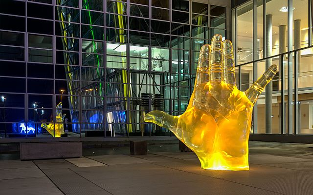 Скульптура «Душа и тело» работы Дук-Кю Рианга перед офисным зданием страховой компании LVM в Мюнстере