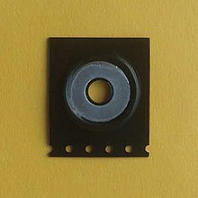 Sarı bir arka plan üzerinde Foldscope manyetik bağlayıcı