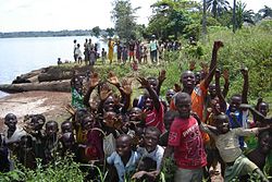 Anak-anak di samping Danau Mai-Ndombe, April 2006