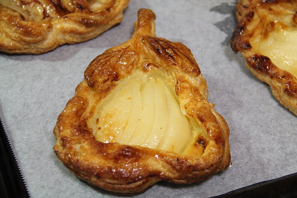 Pear-shaped pear pie with puff pastry
