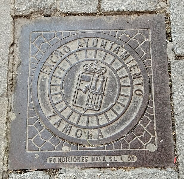 File:Manhole cover in Zamora 19.jpg