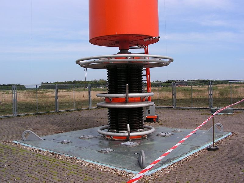 File:Marinesender DHO38 Längstwellensender der Marine - Fußpunktisolator.jpg