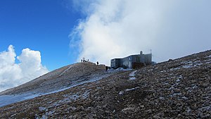 Die Capanna Punta Penia und links das Gipfelkreuz der Punta Penia