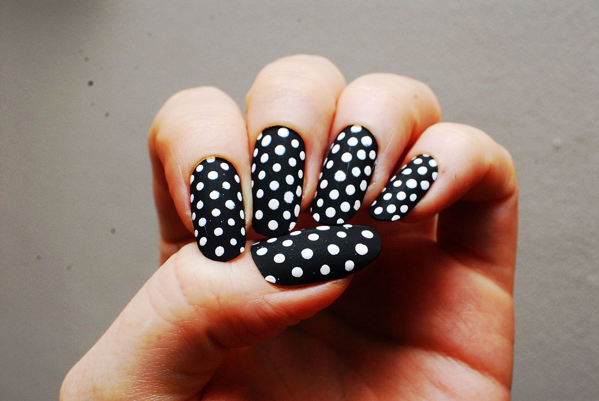 File:Matte black and white polkadot nails (16476158115).jpg - Wikipedia.