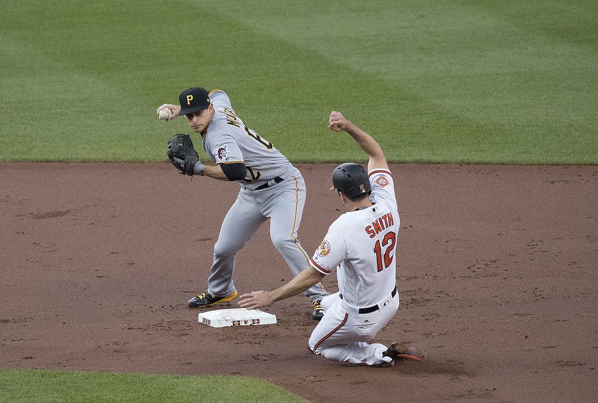 Ozzie jumps over runner to turn double play 