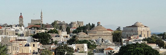 La cité médiévale de Rhodes avec le château des grands maîtres au fond.