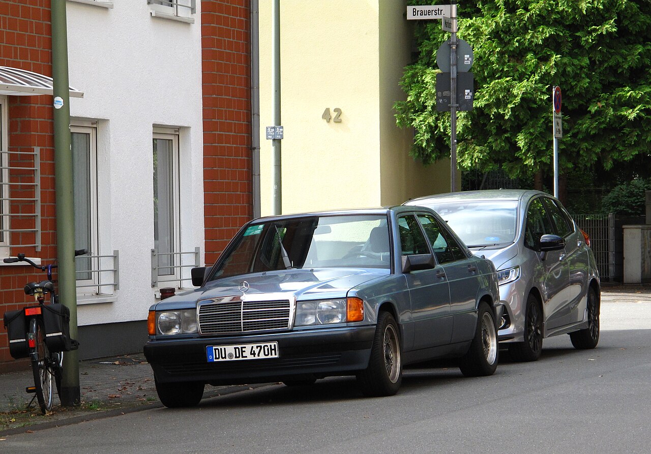File:Mercedes-Benz W201 front 20100519.jpg - Wikimedia Commons