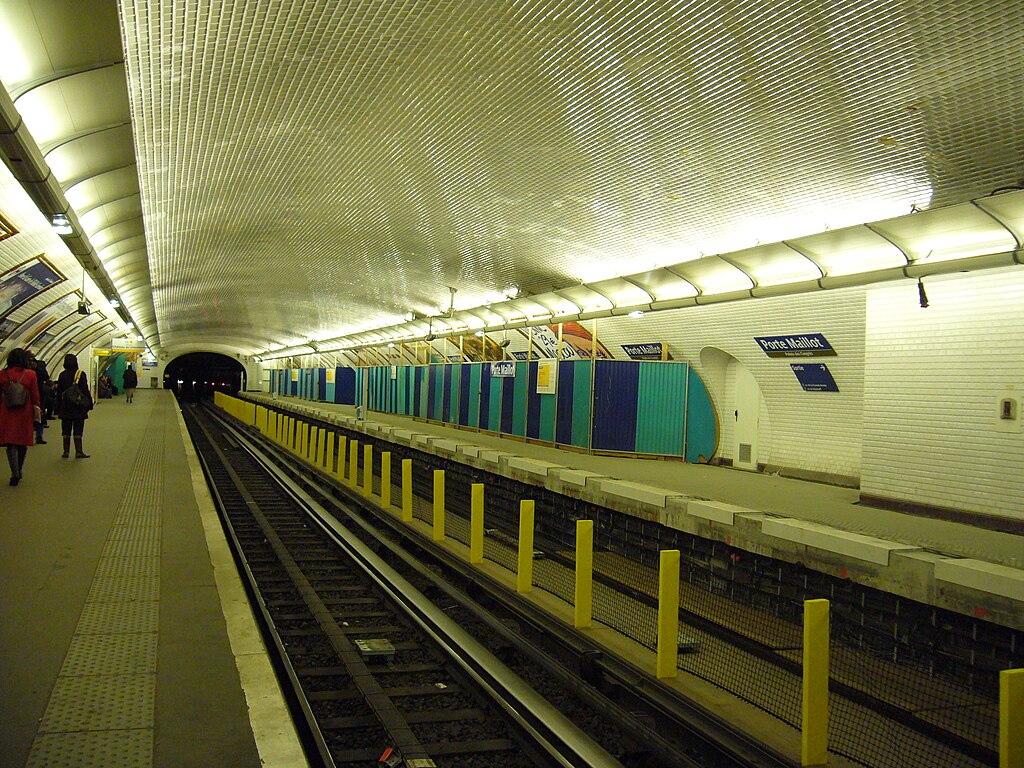 File:Metro Paris - Ligne 1 - Porte Maillot - Installation ...