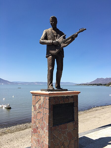 File:Mike Laure statue in Chapala, Jalisco, Mexico 02.jpg