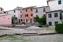 La piazza principale di Montemarcello