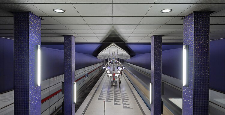 Фотография станции «Хазенбергль» Мюнхенского метрополитена, сделанная с длительной выдержкой