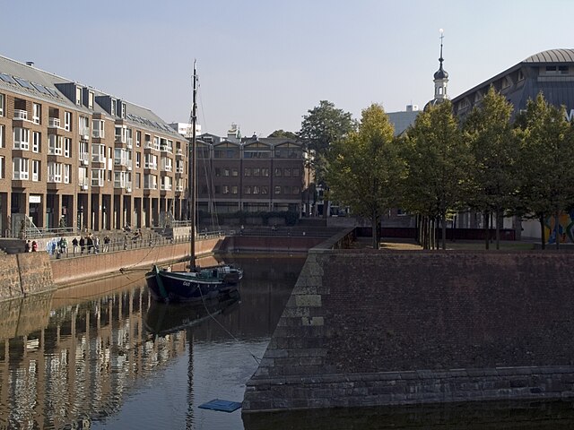 File:NRW,_Düsseldorf_-_Rheinuferpromenade_07.jpg