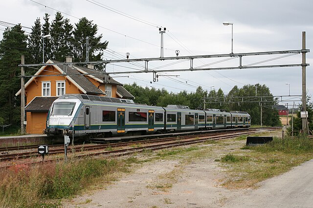 An NSB commuter train at Kråkstad railway station in 2007