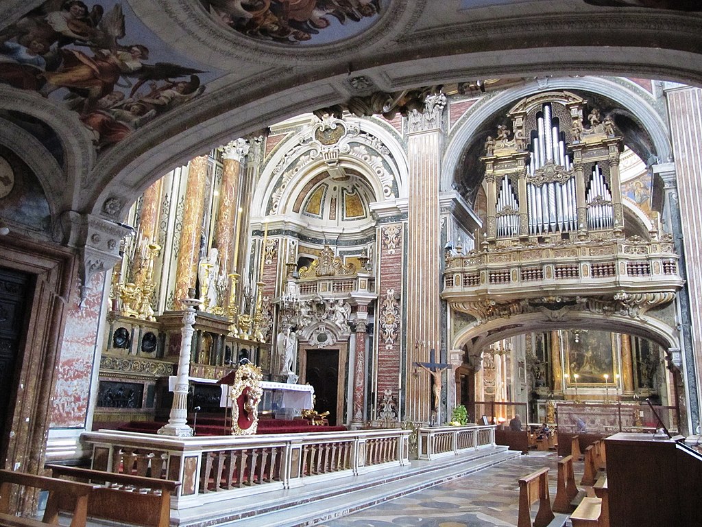 Maître autel et orgue de l'église baroque Gesu Nuovo à Naples. Photo de Palickap