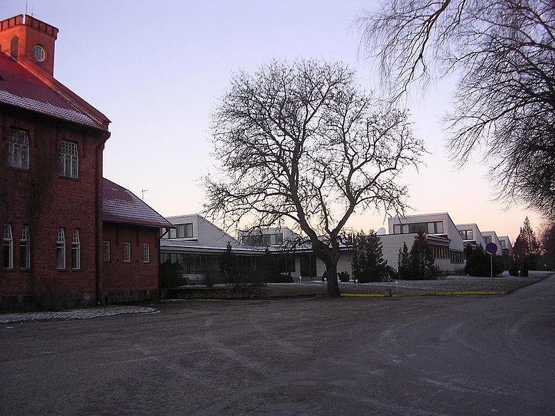 File:Newer side buildings of the Jäneda manor - panoramio.jpg