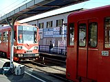 徹明町発の電車（手前）が、新岐阜発関行き電車に同一ホームで連絡（2005年3月）