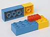 Кирпичик LEGO Duplo, соединённый с классическим