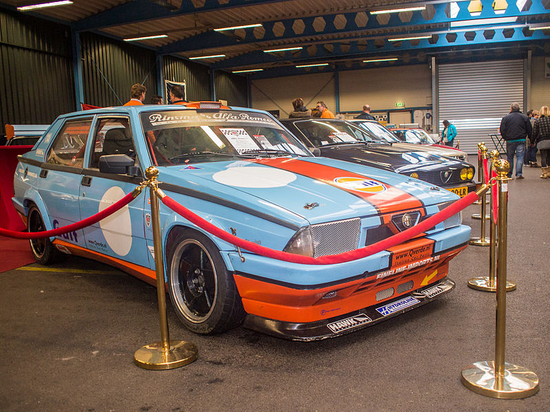 File:Oldtimer show Eelde 2013 - Alfa 75 racecar.jpg