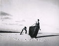 Fashion shot, Cronulla sandhills, im Hintergrund Max Dupain, 1937