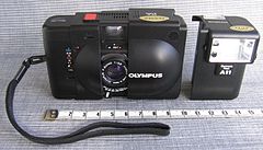 Olympus XA mit Blitz.jpg