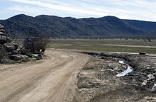 Fotografía de las profundas roderas dejadas por un vehículo que abandonó un sendero señalizado