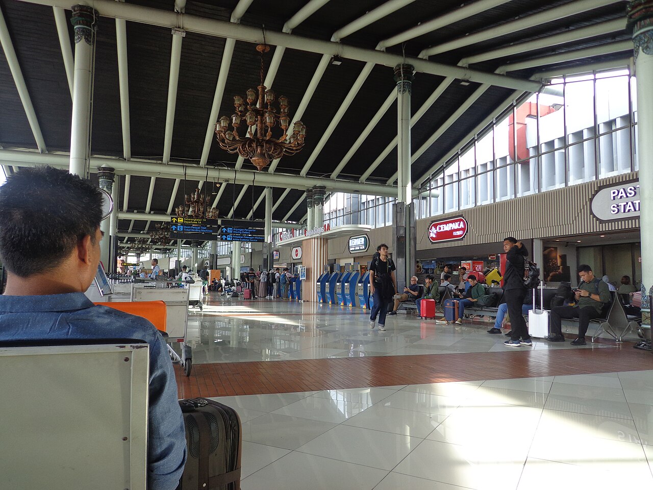 Outside_of_Soekarno-Hatta_Airport_Terminal_1