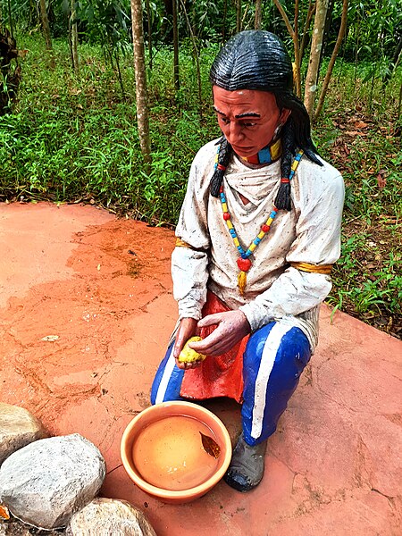 File:PQ, Khu làng da đỏ (tượng người đàn ông rửa thức ăn) (1).jpg