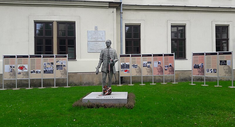 File:Pal Teleki monument Cracow 2.jpg