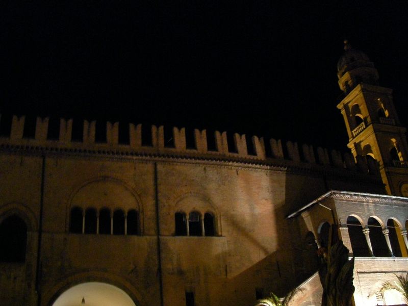 File:Palazzo del podestà di notte faenza.JPG
