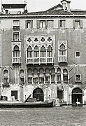Particolare della facciata. Foto di Paolo Monti, 1968