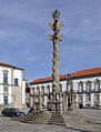 Pelourinho em frente à catedral.