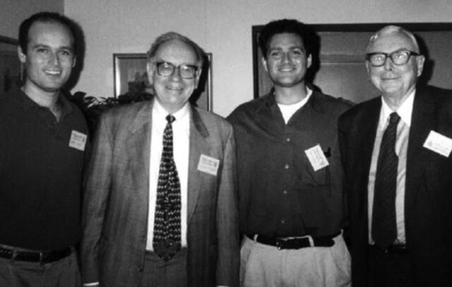Buffett (second from left) and Munger (at right) in 1998