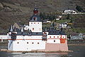 Die Burg Pfalzgrafenstein liegt nicht auf einem Berg, sondern auf einer Insel im Rhein.