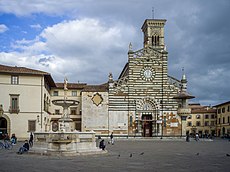 Piazza del Duomo e Cattedrale Santo Stefano Prato.jpg