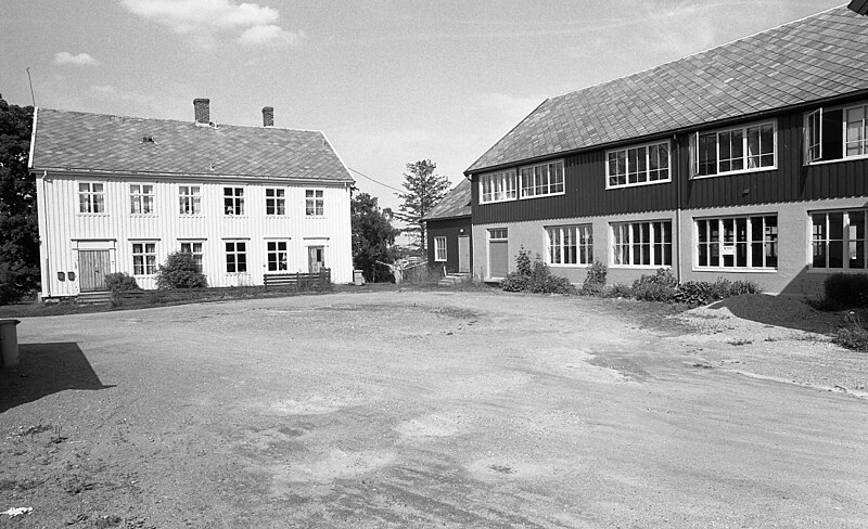 File:Pineberg - Gårdstunet (1982) (11946442554).jpg