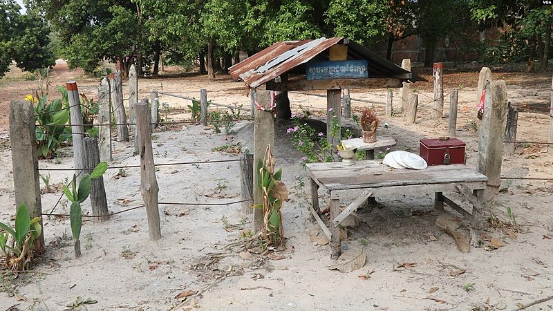 File:Pol Pot's grave.jpg