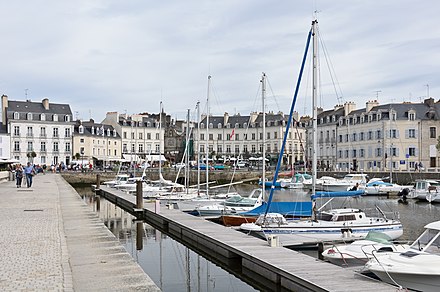 The port of Vannes: quay Éric Tabarly, at the foot of St. Vincent gate